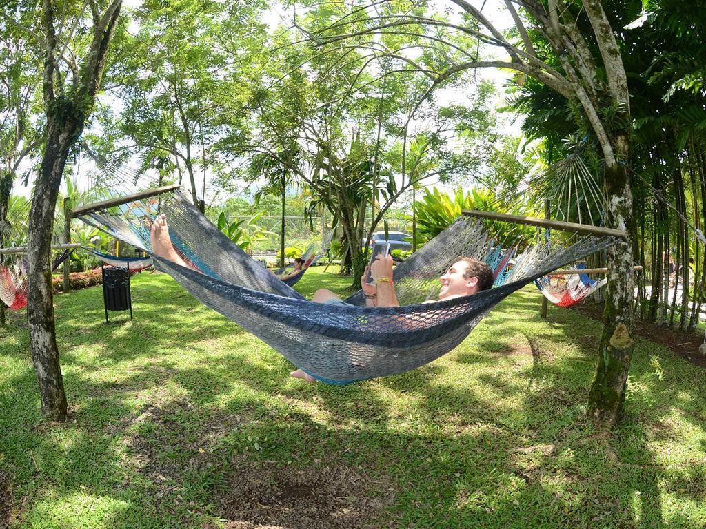 Arenal Backpackers Resort La Fortuna Exterior photo Hammock in the park