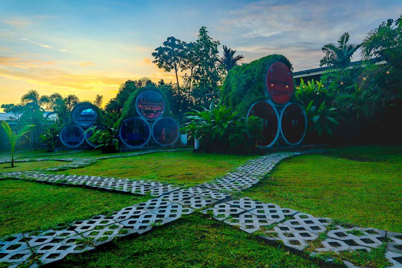 Arenal Backpackers Resort La Fortuna Exterior photo The resort's "Bubble" rooms