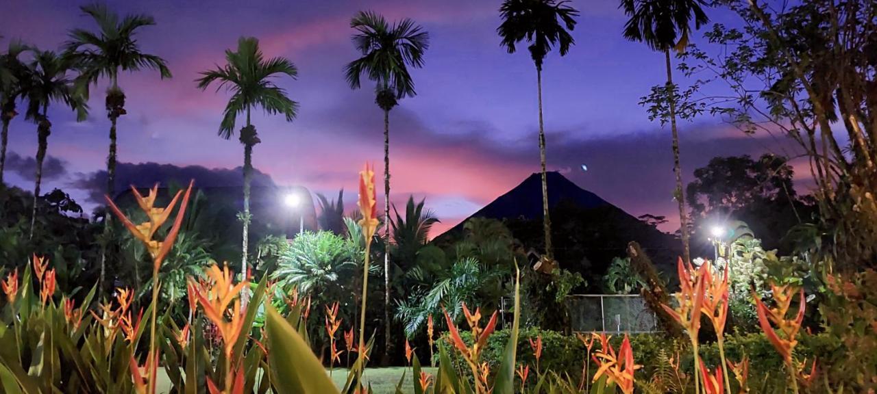 Arenal Backpackers Resort La Fortuna Exterior photo Sunset at the San José International Airport
