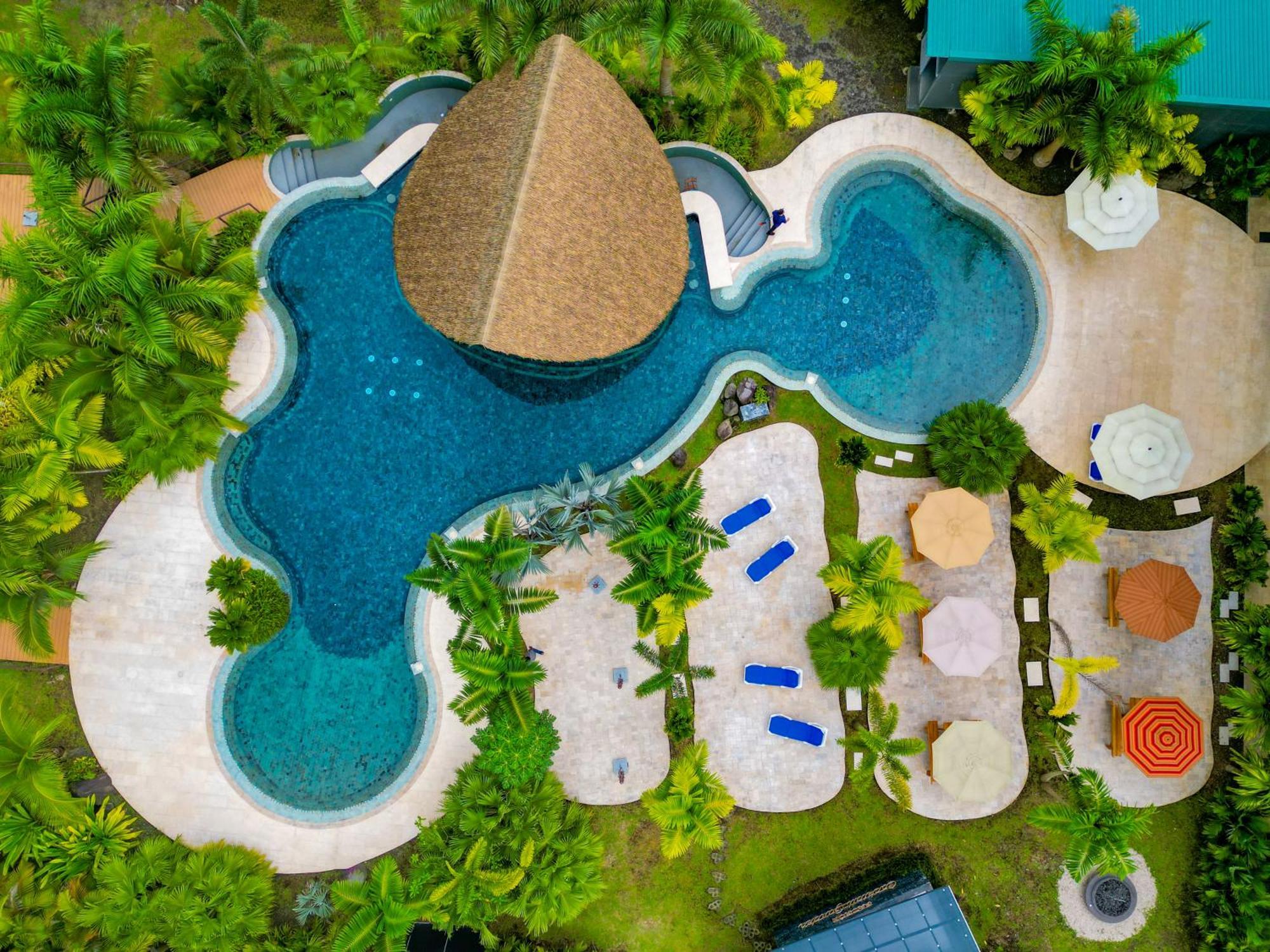 Arenal Backpackers Resort La Fortuna Exterior photo Aerial view of the resort